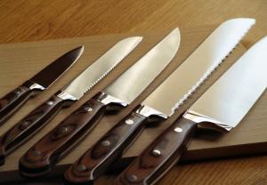 Set of specialised kitchen knives