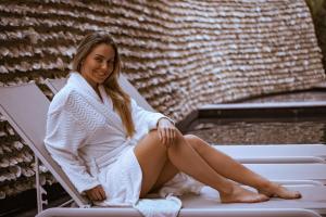 Luxurious bathrobe with woven pattern