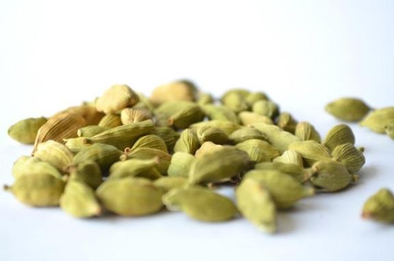 Green cardamom pods