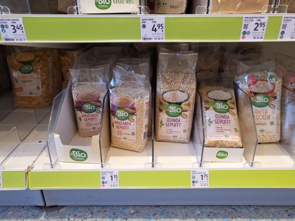 Organic quinoa and amaranth puffs in German drugstore