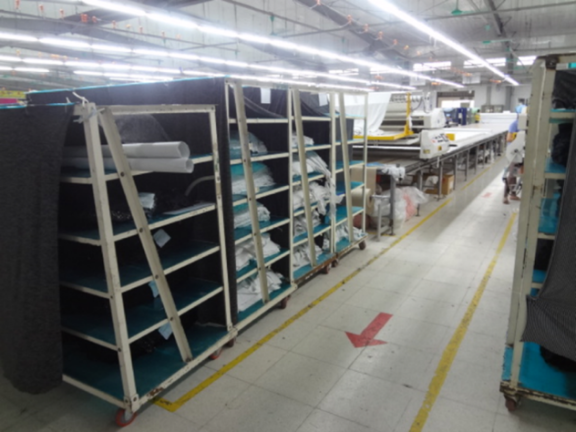 Figure 6: Input trolleys in front of the spreading table