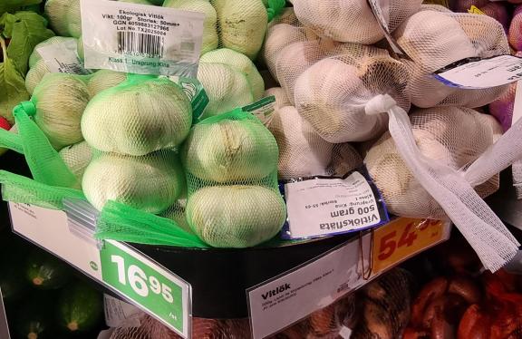 Figure 9: Organic and conventional garlic next to each other in a European mainstream supermarket