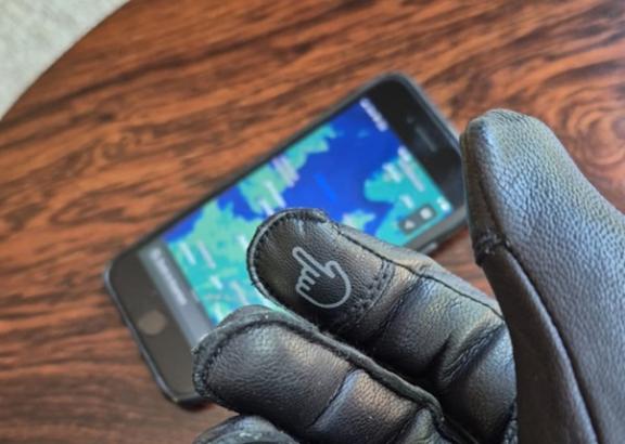 Leather glove with touchscreen responsive fingertips