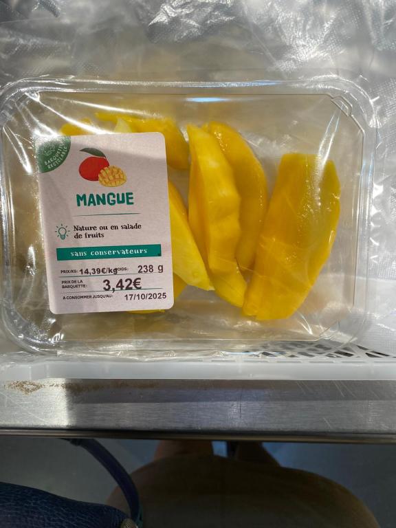 Figure 8 - Freshly cut mangoes in a French supermarket (Grand Frais)
