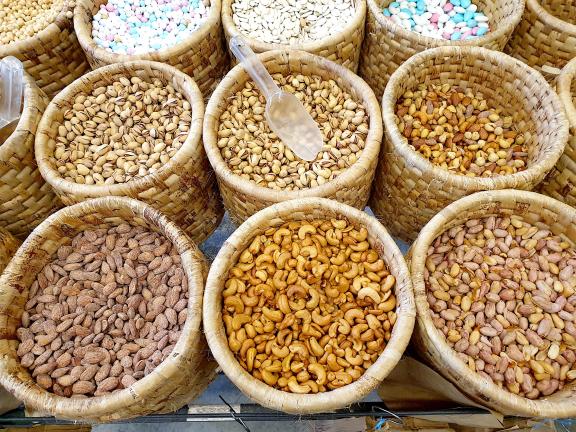 Cashew kernels and other nuts sold without retail packaging (street markets and health food stores)