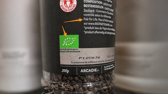 Consumer package of black peppercorns with dual certification