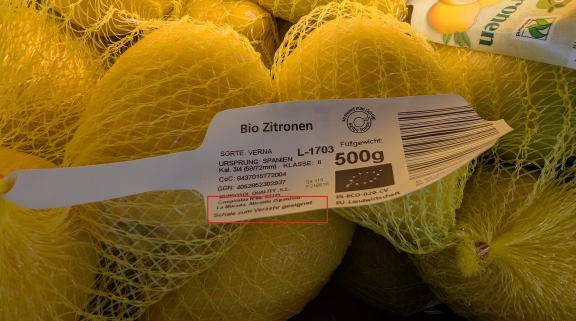 Label on organic lemons in Germany stating 'Peel is suitable for consumption'